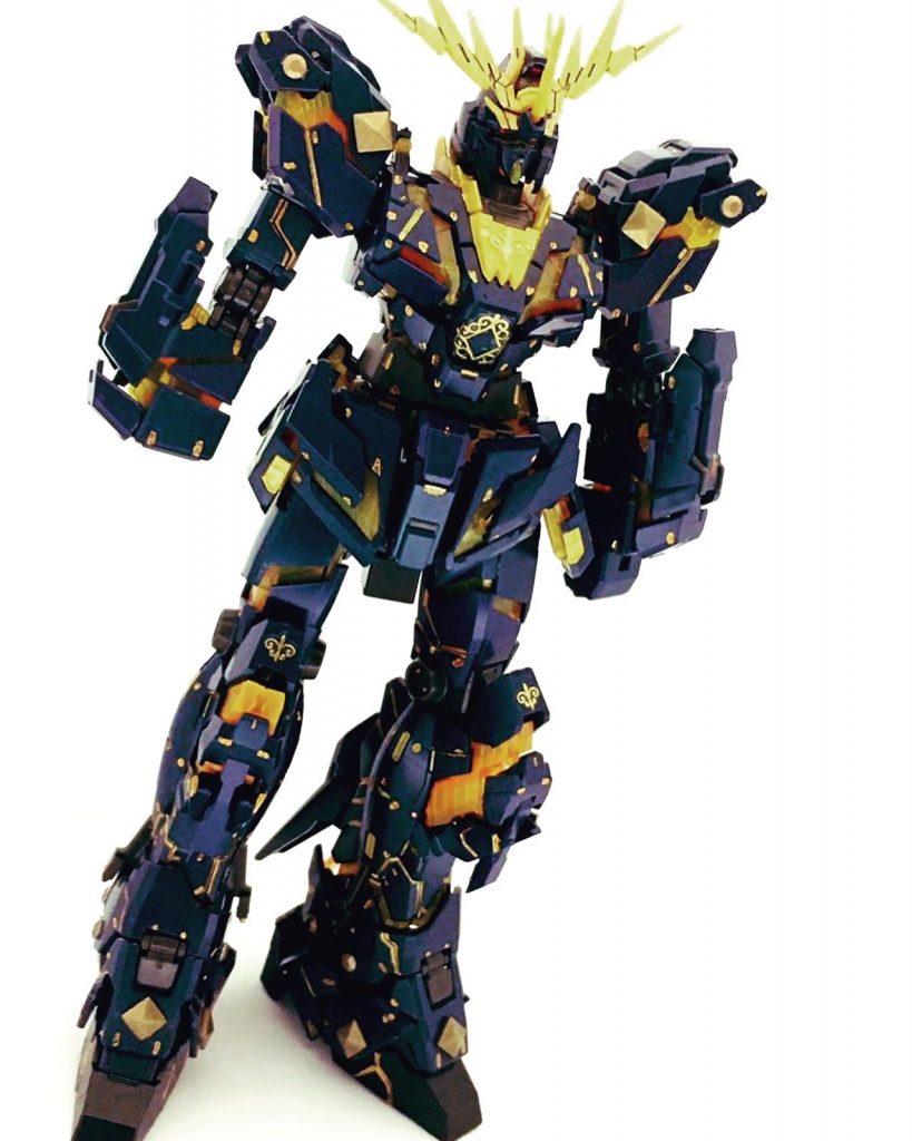 各所にゴールドで爪楊枝を使って、ちょん②と塗る

俺の代名詞である…

スタッズとネイルシールを貼り②