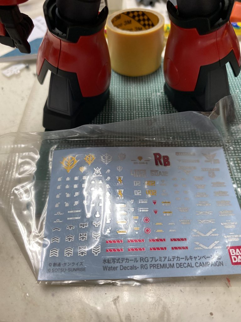 赤とダークグレーのカラーからジョニーライデン
専用カラーを思い付く。
たまたまあったプレミアムキャンペーンのデカールにRBのマークを発見!投入する。