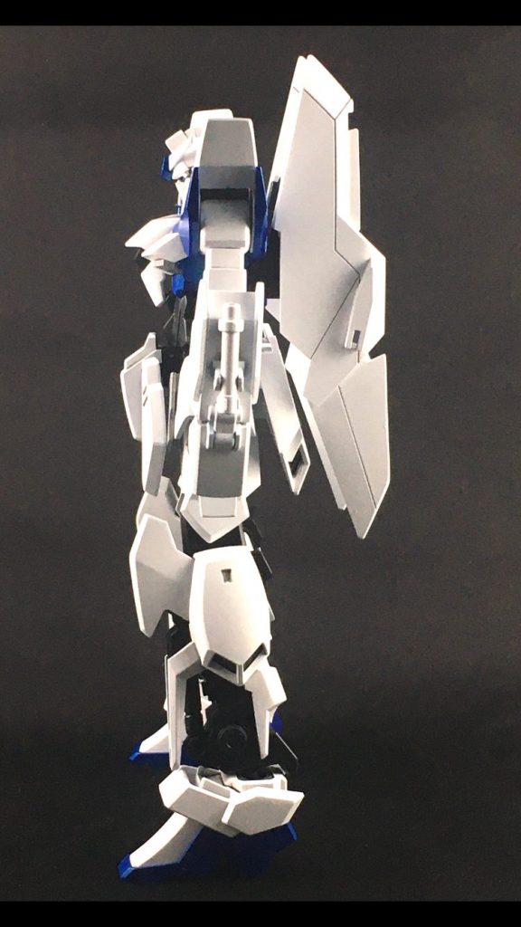 横です
武装が少ないのは量産機な感じが出て好きですが、なかったら戦えそうにないのでビームサーベルをマウント