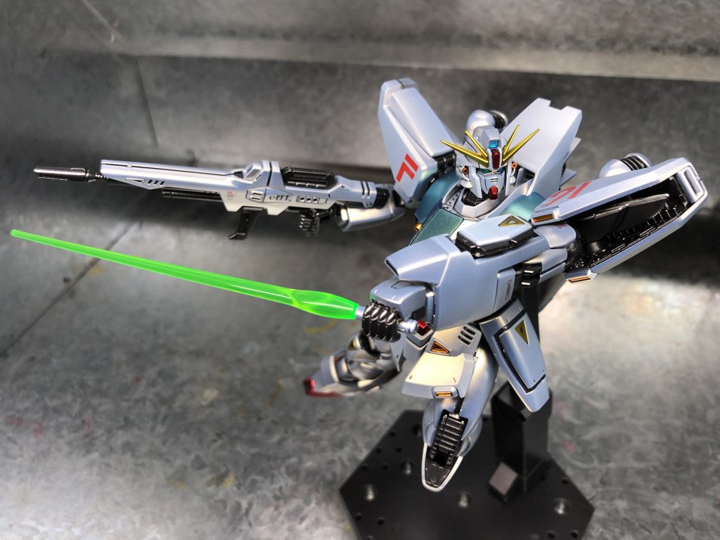 予告編や初出撃で印象的な
ビームサーベルでの攻撃!