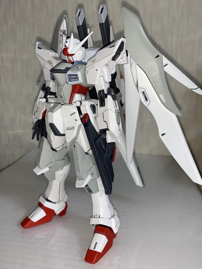 機体色はインパルスブランシュを参考にしています。バックパックにはアメストフリのものを加工しデスティニーの羽をつけられるようにしています。また、肩にはワンポイントとしてラピーテープを配置し、センサーを表現しました。