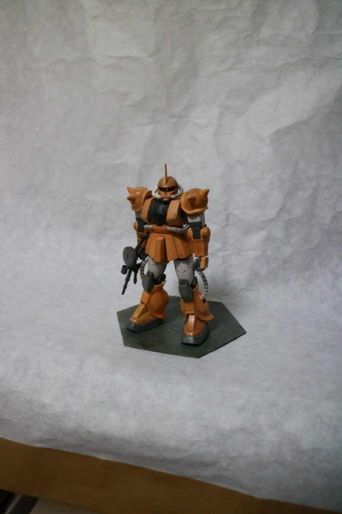 後はめ加工が面倒ですが、この安さでこのクオリティは素直にすごいです。

オレンジ色なのは、当時懇意にしていた方の好きな色を聞いたからです。

色的に分かりにくいですが、胸の装甲をプラ板追加で少しいじったりしています。

4・5年前のものだとして、地味にモールド追加なども始めたころのようです。

撮影環境がちょっと変わったことと写真を撮ることが面倒になってしまったので、フロント写真だけなのはご容赦ください（今後はちゃんとします）。