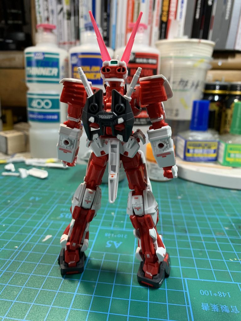 後ろ姿 アンテナのレッドはカラーレシピを参考に調合して塗装 ビームアンテナはクレオスの蛍光ピンクで塗装しました