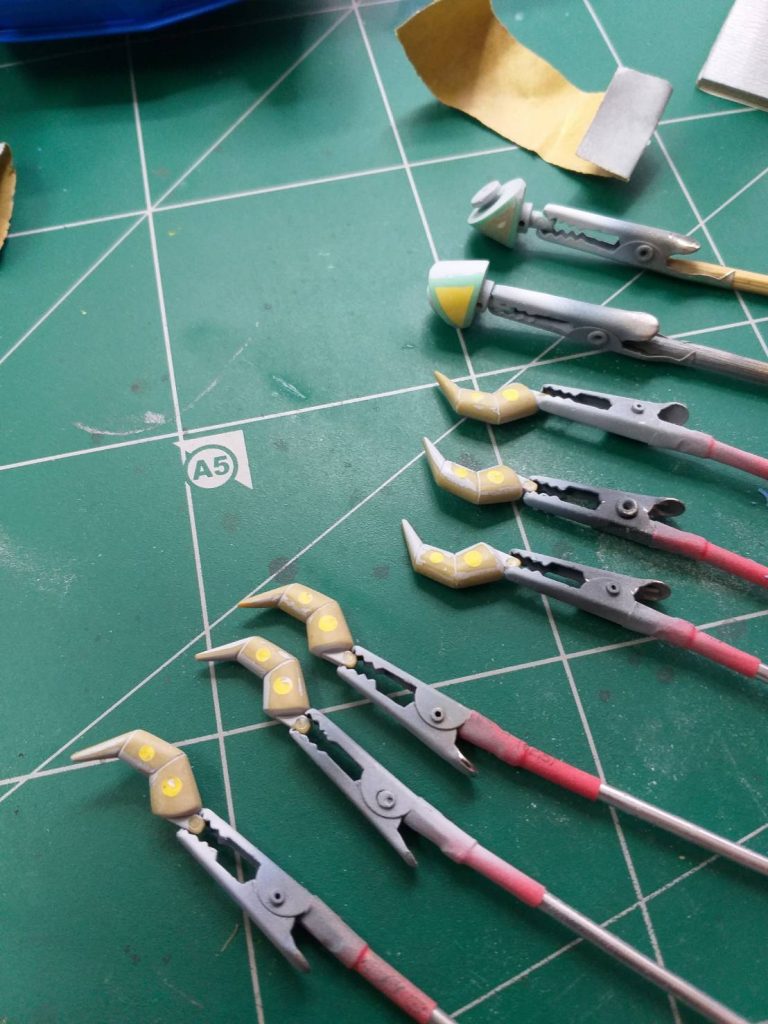 肉抜き穴はSDにしては少ない方で、爪と腕の一部に出るだけです。手持ちのポリエステルパテが古くて死にかけていて、何度かやり直し、最後は瞬間接着剤で小さい穴を埋めました。ちなみに爪の尖り具合は最初からこんな感じで結構ピンピンでした。(^^♪