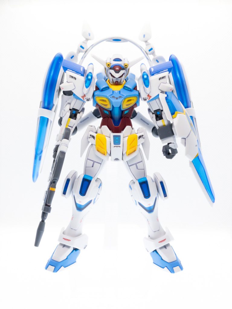 正面から。
MG等は出ていないので、デカール貼りは完全オリジナルです。
RG風のラインデカールとコーションデカールを組み合わせてみました。