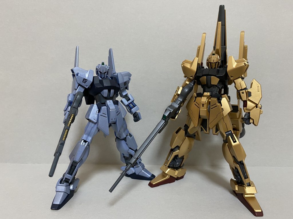 以前作った百万式と比較
正直、正直言うと百万式の方がかっこいいし好きですが、百式の方が動かしやすくて撮影が楽しかったです。
もともと金だった所はパールライトブルーっていう缶スプレーで塗装しました
缶スプレー久しぶりに使ったら激ムズでした!