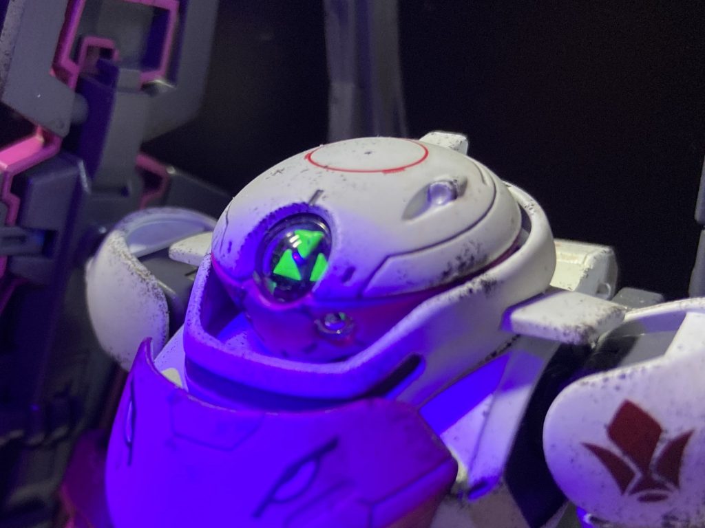 モノアイはブラックライトで光ります