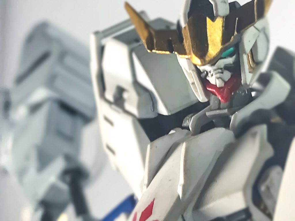 アンテナはシャープに、顔は細かく塗り分けてアップにも耐えられるように。鉄華団マークもマーキングにて塗装してあります。