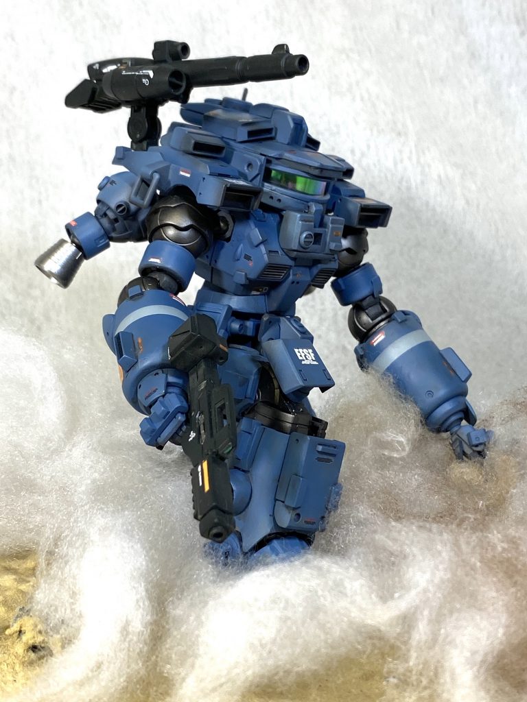 ゴーグル部分は透明プラ板に長谷川の偏光ミラーフィニッシュシート、雰囲気抜群です。
機体ナンバー108は伝説のガンキャノンライダー、カイ・シデンから。あとESFSはまあ、ガンダム関係者ですよ〜的な?