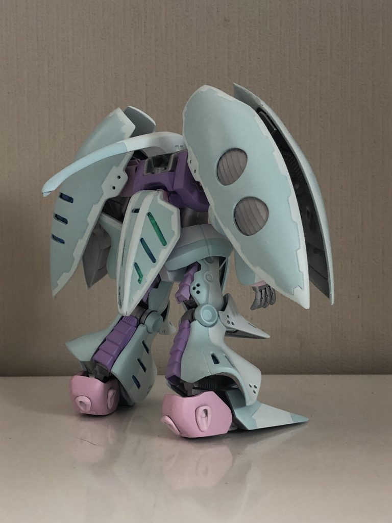 背面。踵の桜餅っぽい形状が気になったので削り込み。
肩のバインダーは大型化してみました。