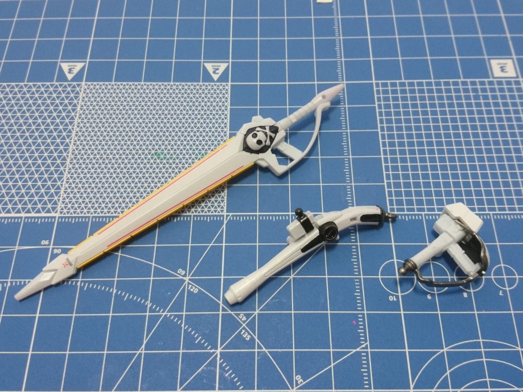 [武器塗装]
・ムラマサブラスター
ビーム発振部はマスキングで黄色に塗り分け。ドクロ周りはメタリックブラック部で筆塗りで。

・バスターガン
黒部分はメタリックブラック筆塗り。

・ビームザンバー
こちらはガンメタリックで。マスキング塗り分けしました。