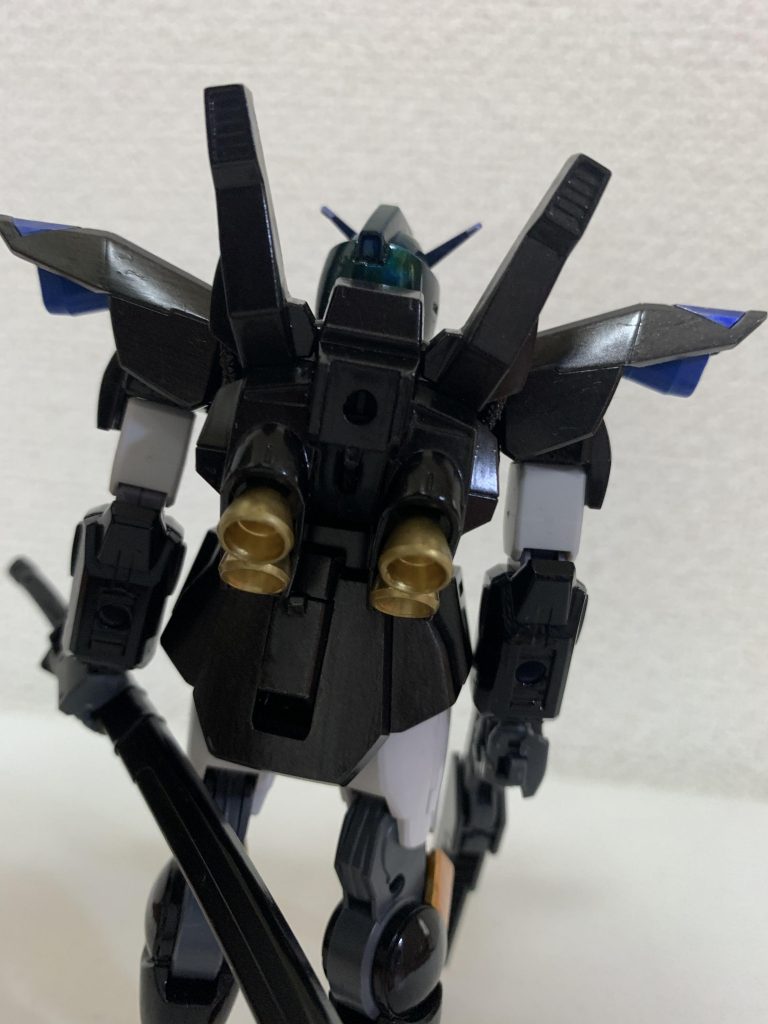 胴体とバックパックの部分的な金色は、ベルトのバックルやリュックサックの金属部分を意識してたりします。
腕の黒く塗ってる部分は手甲もしくはアームウォーマーを意識してます。
射撃武器はカスタマイズキャンペーンの超電磁砲(レールガン)ですよビリビリ。プラズマキャノンに名前を変えちゃいましょう♪
※本当はハイドラガンダムのバスターカノンを色々弄ってたんですが、合わせ目処理に失敗しまして(^◇^;)