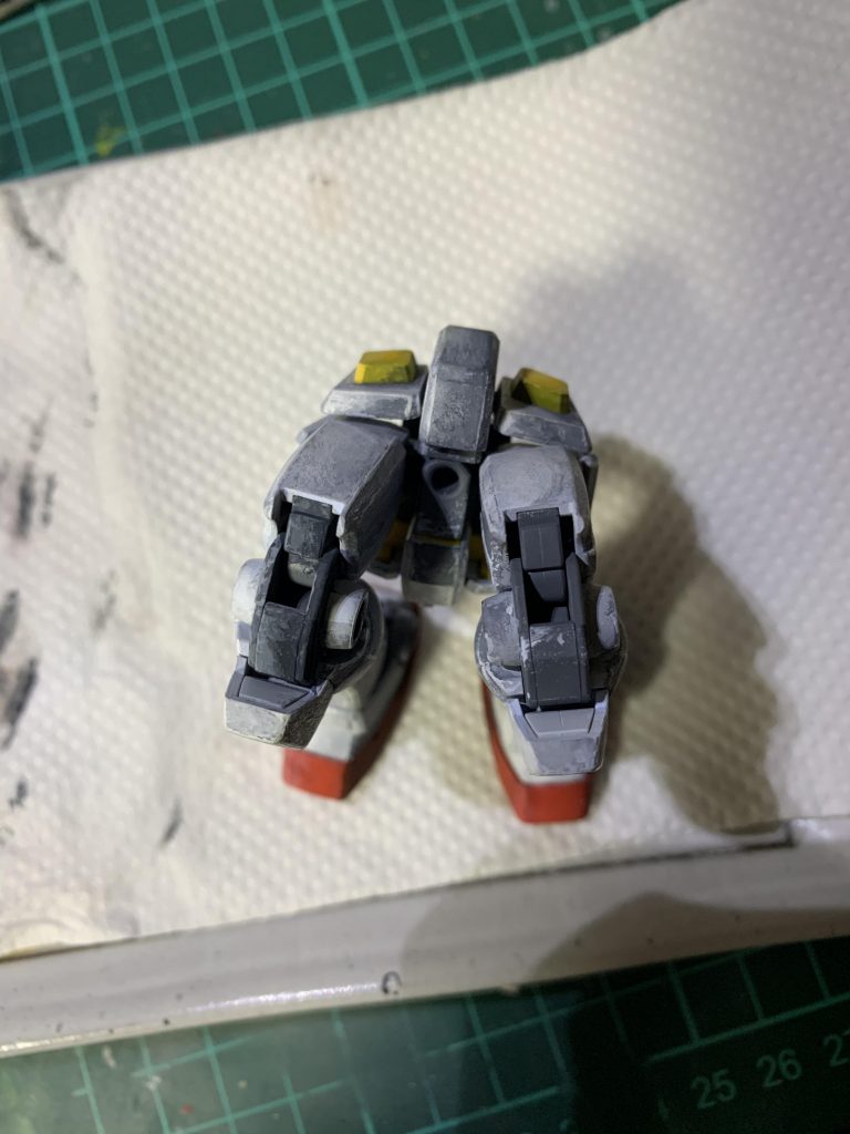 見えなくなる関節も念の為塗装、クリアランスに注意。