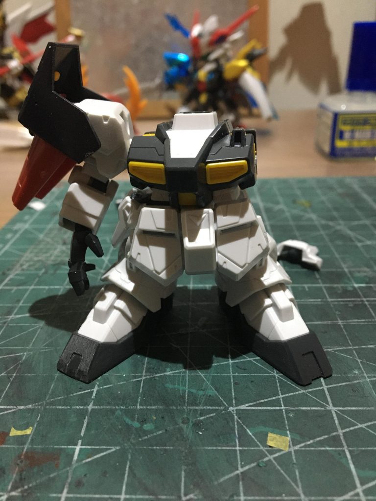 脚が少し長かったので少し短足化。また短くしたことで可動域が狭くなったので可動を改造(前掛けとサイドを別部品化)してます
細かいですがつま先が長く感じたので先端を削ってます(2枚目右足が削り後)