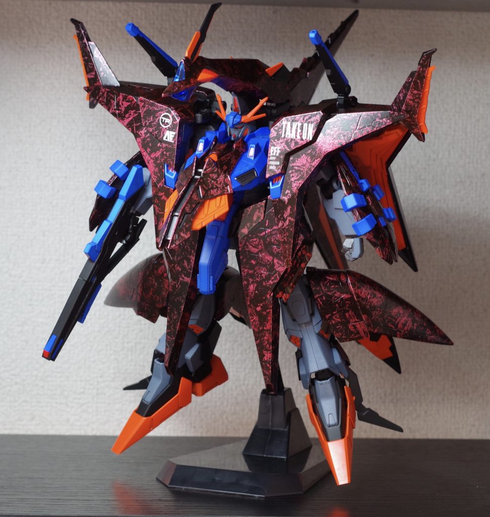 前から。
トリコロール部分は彩度を上げたり下げたりして印象がガラリと変わるように、かつ元々の配色を踏襲したつもりがもはや別物ですね。