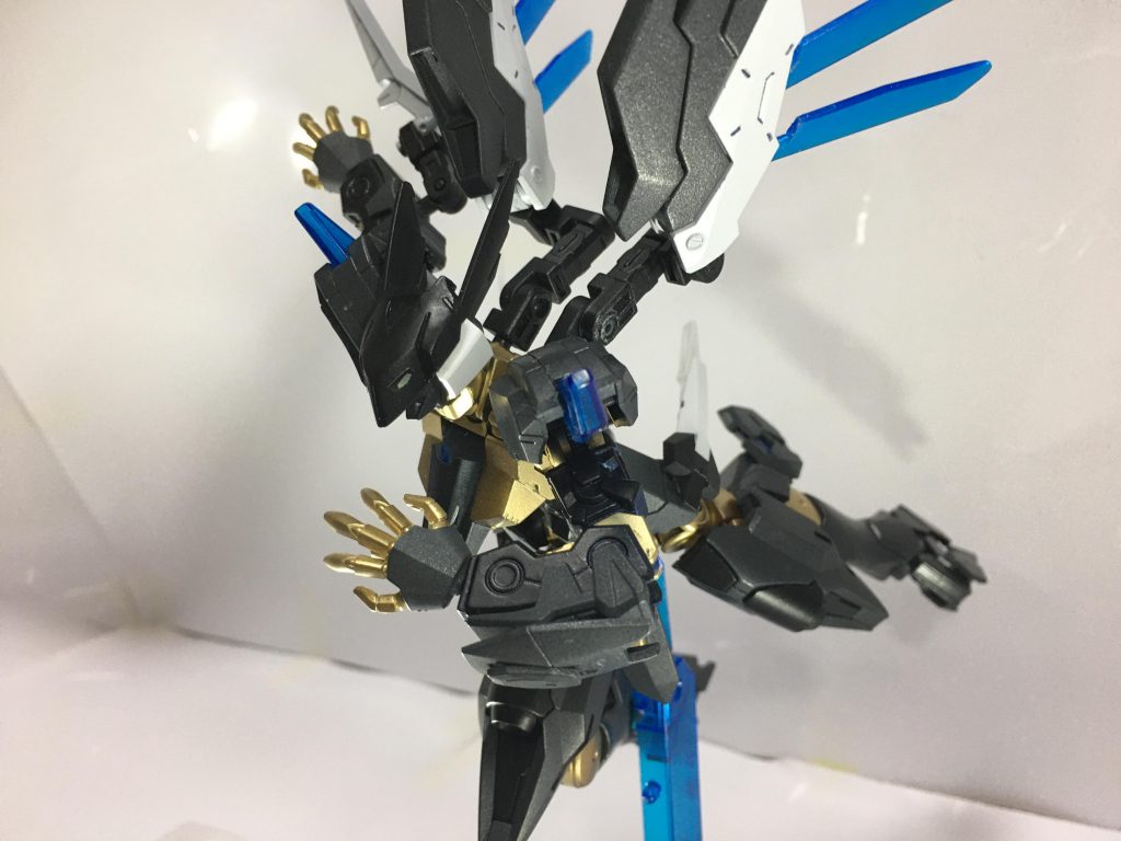 右腕の展開式のパドルブレードで切りつけます