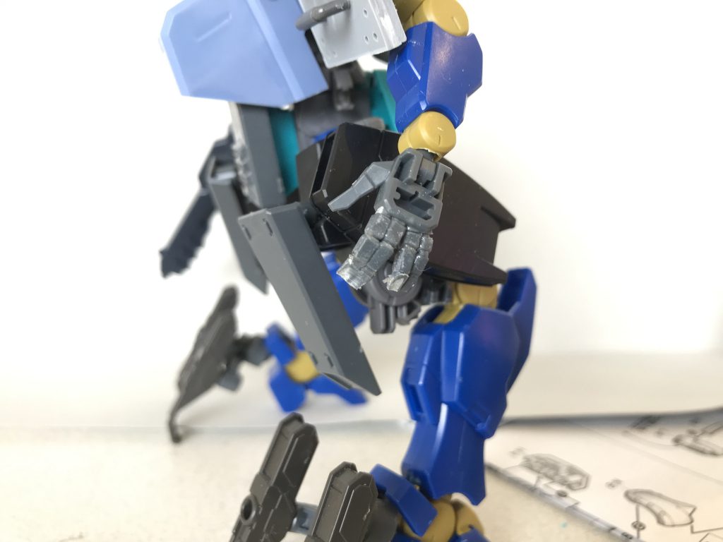 手のひらはビルドナックルの平手を刻み、再接着することで、独特の3つ指を再現しています。