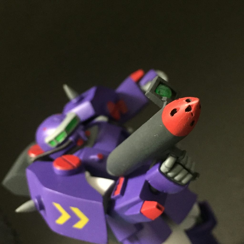 武装はサブロックガンでザクマリナーのものと比べて小型多連装，センサー付きで精度が高いみたい…？