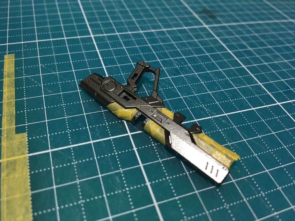 ライフルは先にガンメタを吹き、マスキングした上でホワイトを重ね吹きしました。