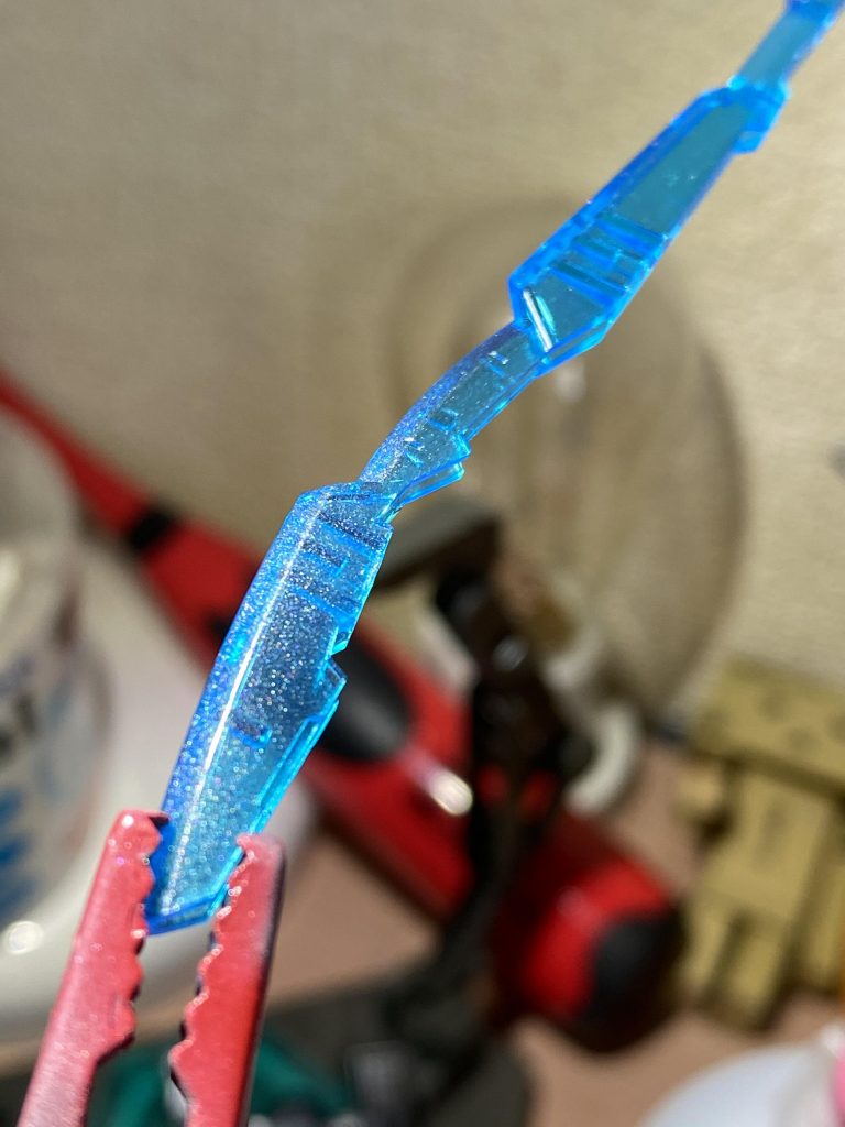 クリアブルーのパーツにはクレオスのGXクリアシルバーを塗って、プラフスキー粒子の表現を目指してみました。