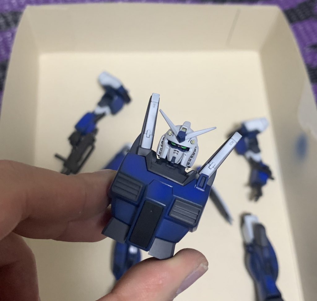 頭は局地型ガンダムの物を使いましたが左右あまり動かないです..