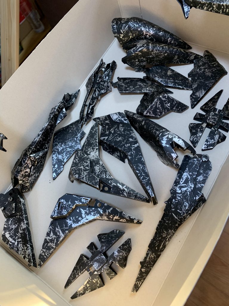 ラップ塗装のシルバー部分は、ガイアノーツのスターブライトジュラルミンを使用してます。
各種メーカーの様々なシルバーを使いましたが、ラップ塗装でくっきり模様を出すならスターブライトジュラルミンが最強です(個人的な意見です)。ギラっと反射するし安っぽくないし、差し色や関節のアクセントでも使いやすい!超オススメ!