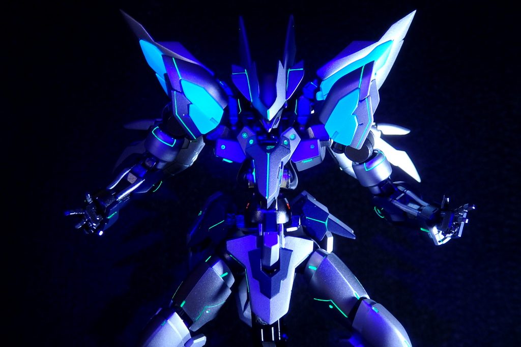 ――Black light irradiation――
ブラックライトを照射することで各部のセンサー、モールド、肩、ウイング部分が発光。機体のカラーがシルバー×紺からパープル×グリーンに変わったかのように見ることができます。
