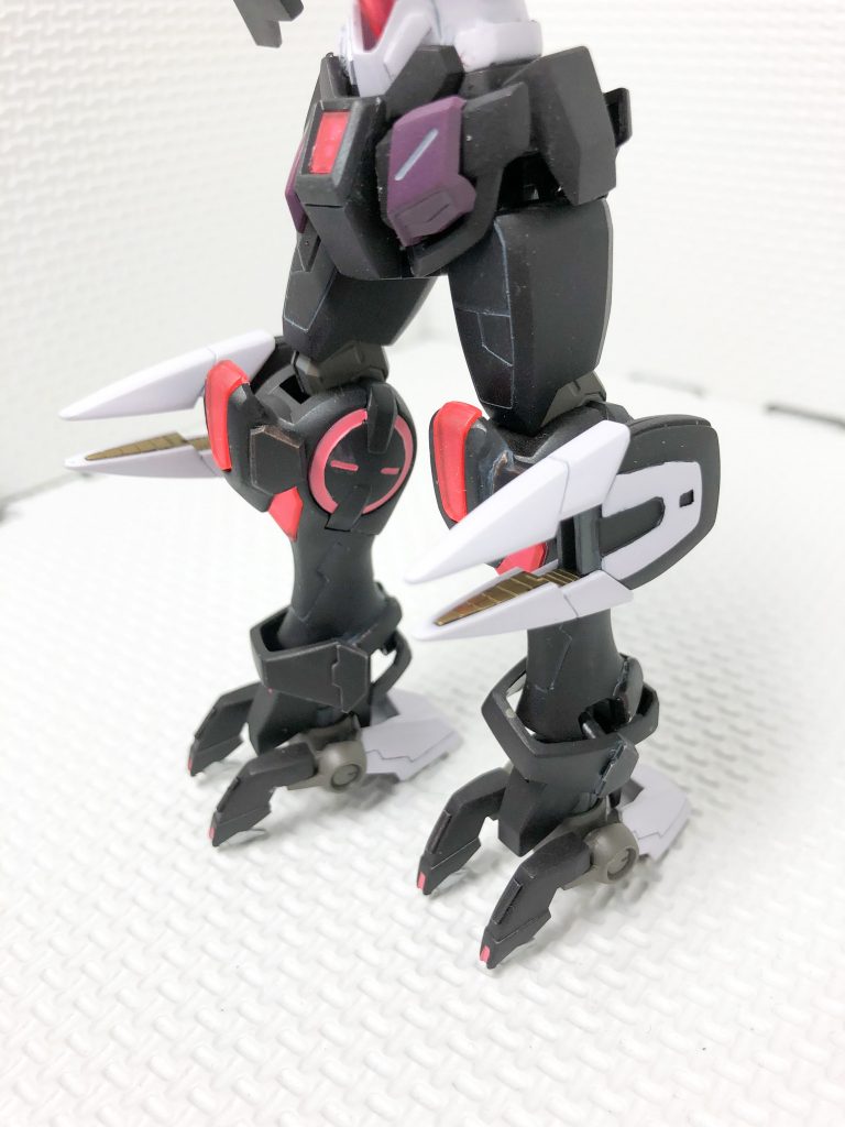 脚周りです。脚部は、合わせ目があるので
、処理しています。黒で塗装するとディテールの浅い部分は、見えにくくなるので、筋彫りやプラ板などで、ディテールを強調しています。