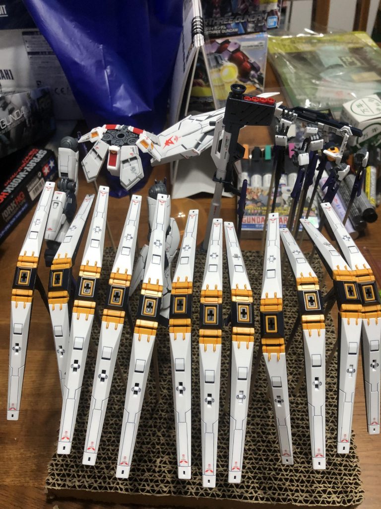 艶消しトップコートするのに並べてみるとファンネルの多さが際立ちます。