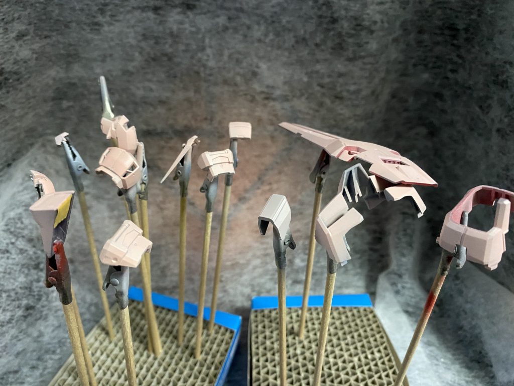 メカサフの上に塗装したら発色がヤベーイ事になったので外装下地作り直し。
ガイアのピンクサフです。