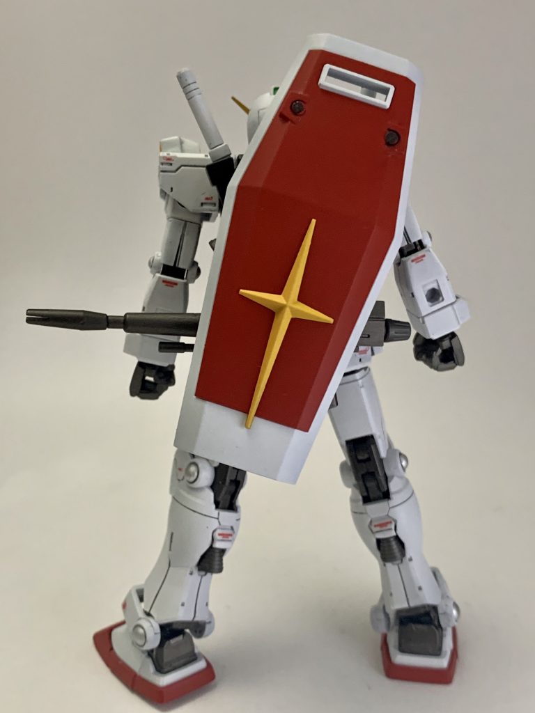 FSDのバックパックはそのままではシールドマウントの穴が無いので開口して取り付けられるように