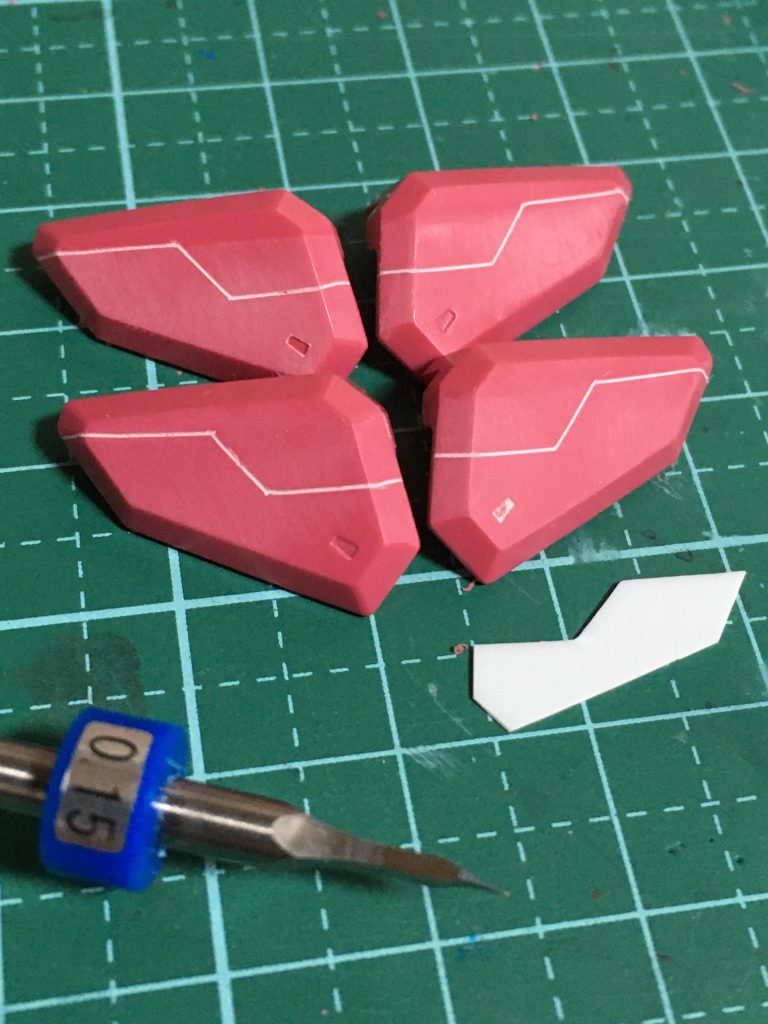 肩はテンプレートを作ってスジボリ。