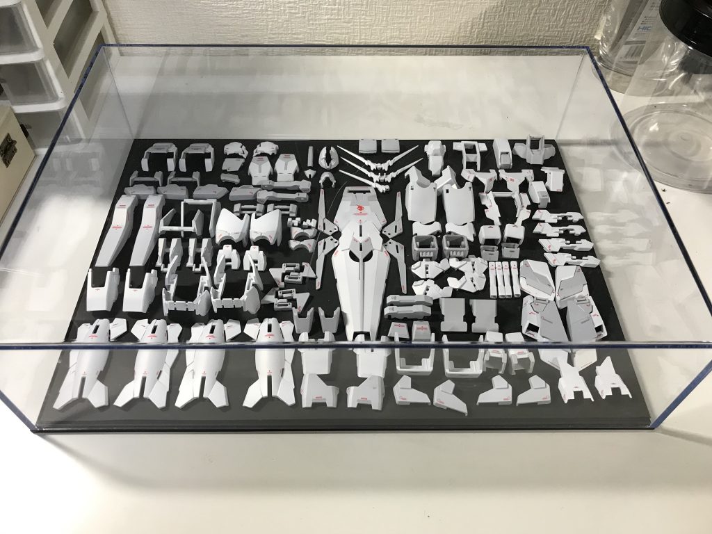 白は3色塗り分けましたが組み立てたら余り分かりませんでした。