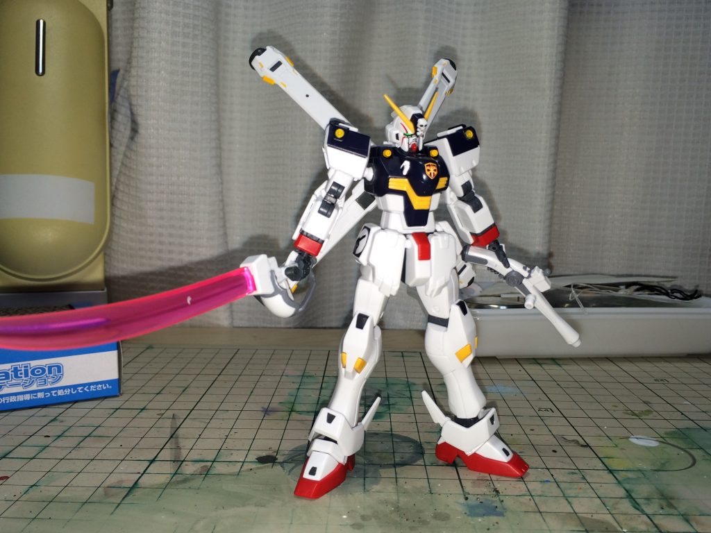 比較の写真が有りませんが、他の1／144のガンプラに比べると小さいです！でも、ちゃんと動いてポージングが決まるのはバンダイの技術力の凄さを感じます。