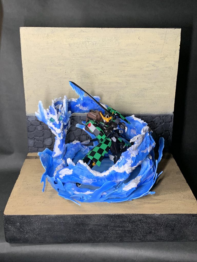 前回のフルアーマーナイトガンダムの時と同じでほぼスタイロフォームで製作。水しぶきはプラ板で。