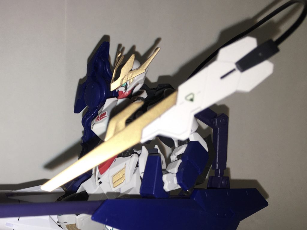 テイルブレード。ハシュマルの超硬ワイヤーブレードを転用した特殊兵装で、背面中央に隠されている。阿頼耶識(あらやしき)システムで特殊粘性合金製のワイヤーを操作する事によって、あらゆる方角への攻撃が可能。また、ブレード自体は超硬合金製のため、重MSの装甲をも容易に突破する。阿頼耶識システムに適応しない人間でも操作できるが、その間、MS本体の操縦はできなくなる。