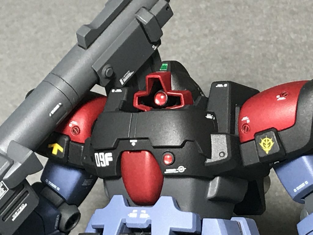 上半身のアップ
モノアイは可動式にしました。
メタリックレッドのシールを貼った上からHアイズをかぶせています。
胸部の拡散ビーム砲は資料によって搭載されていたとかいなかったとか曖昧なので、独自解釈としてサブセンサー扱いをして、モノアイと同様のディテールアップをしています。
肩の丸モールドはコトブキヤのマイナスモールドに置換し、密度を高めています。