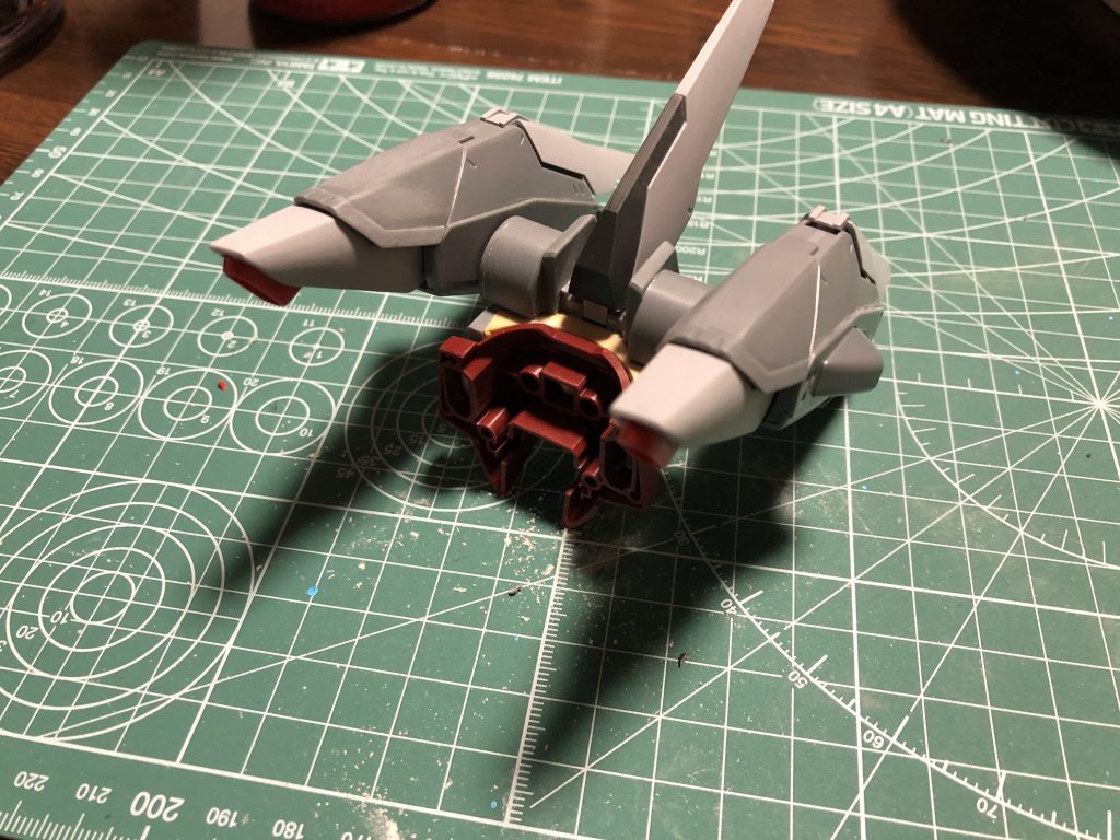 　で、1/100ブレイズザクを見つけてミキシング…(この時はシホザクにしようとおもってたんですが、誰もムラサキザク作らないだろうなぁと結局コッチに)
※追記　因みにブレイズウィザードは1/100キット規格なので、そのままでは装備できません(写真は見づらいですが、クリーム色の部分はパテを盛って整形しています)。