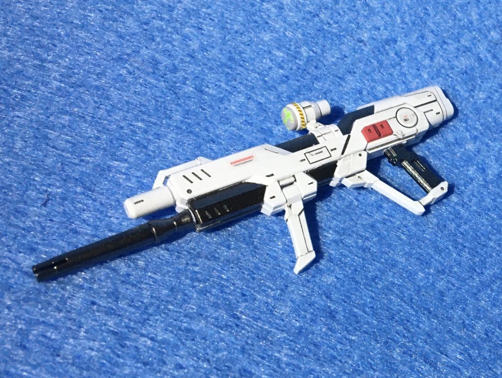 とくにライフルは細かに色分け。
ここ最近のマイブームとなりつつ、【白&ガンメタ】カラーは、近未来兵器ぽさを見せる表現方法でもあります。