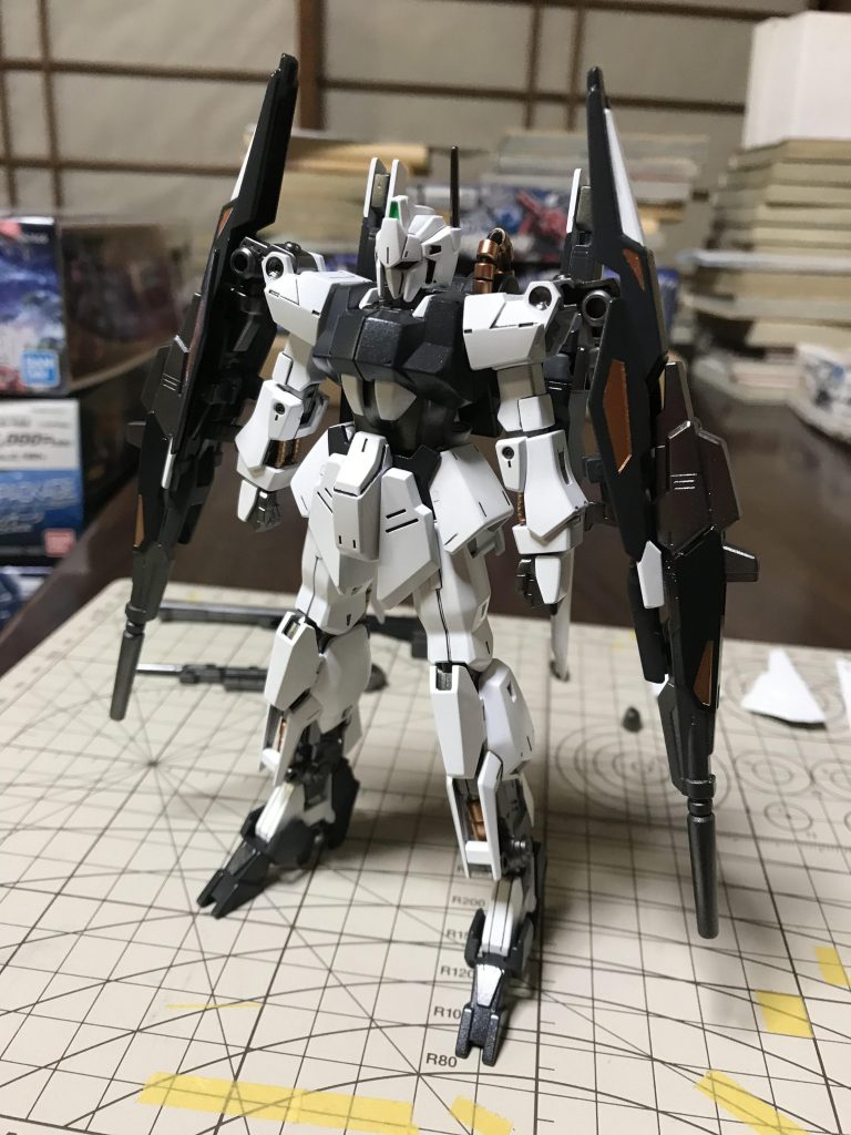 斜め
腕が無いので、一部パーツを他のキットから引っ張ってきて取り付けただけの似非ミキシング作品になります。
肩をOOダイバー、爪先はAGE IIマグナム、バインダー等はビルドカスタムのパーツだったかと思います。