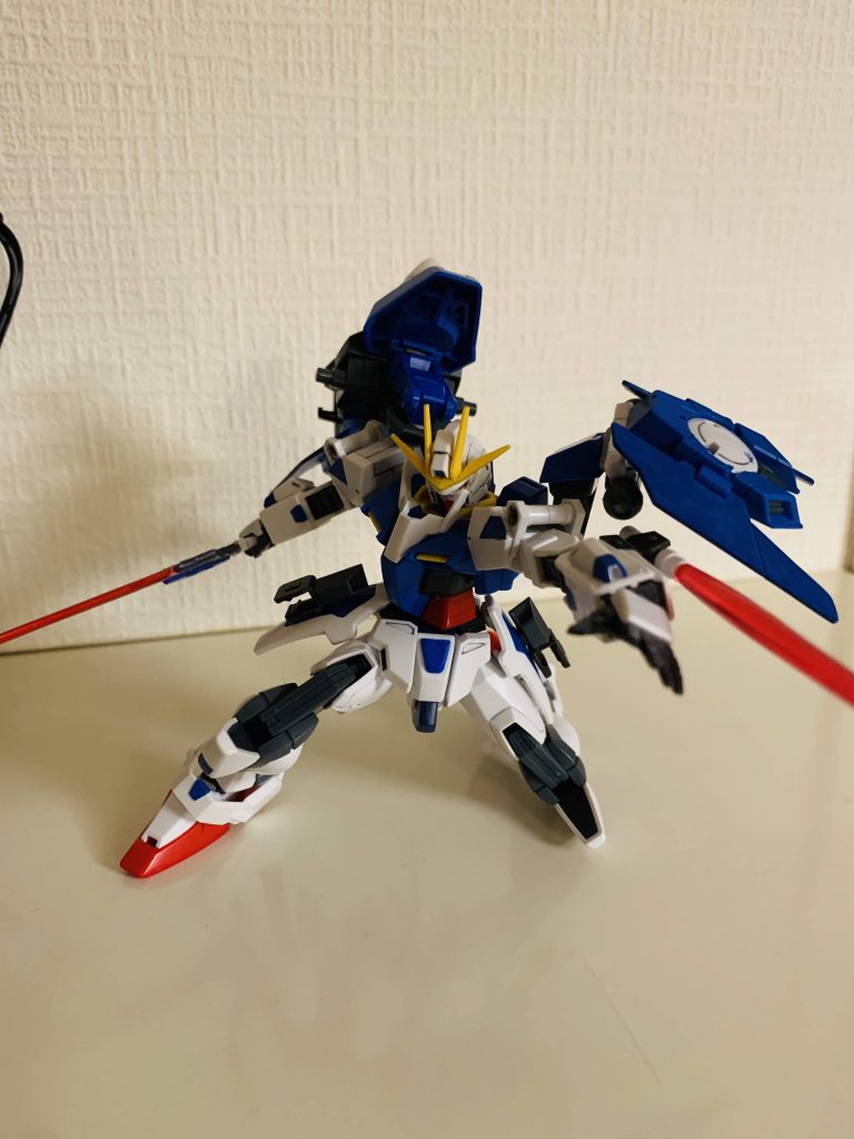 武装紹介2腕部には隠し武装?としてビームサーベルが懸架されている。取り外して使うことも可能だが主な用途としてはビームトンファーである。また、設置部位を考慮しビームガンとしての使用もできるようになっている。