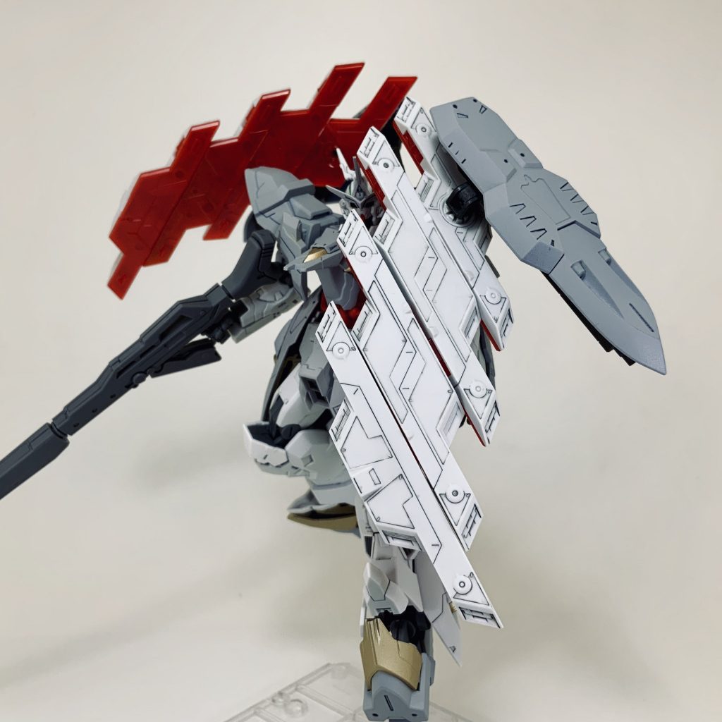 サイコプレートはバインダーごと前面に展開すればシールドとして使用できます。