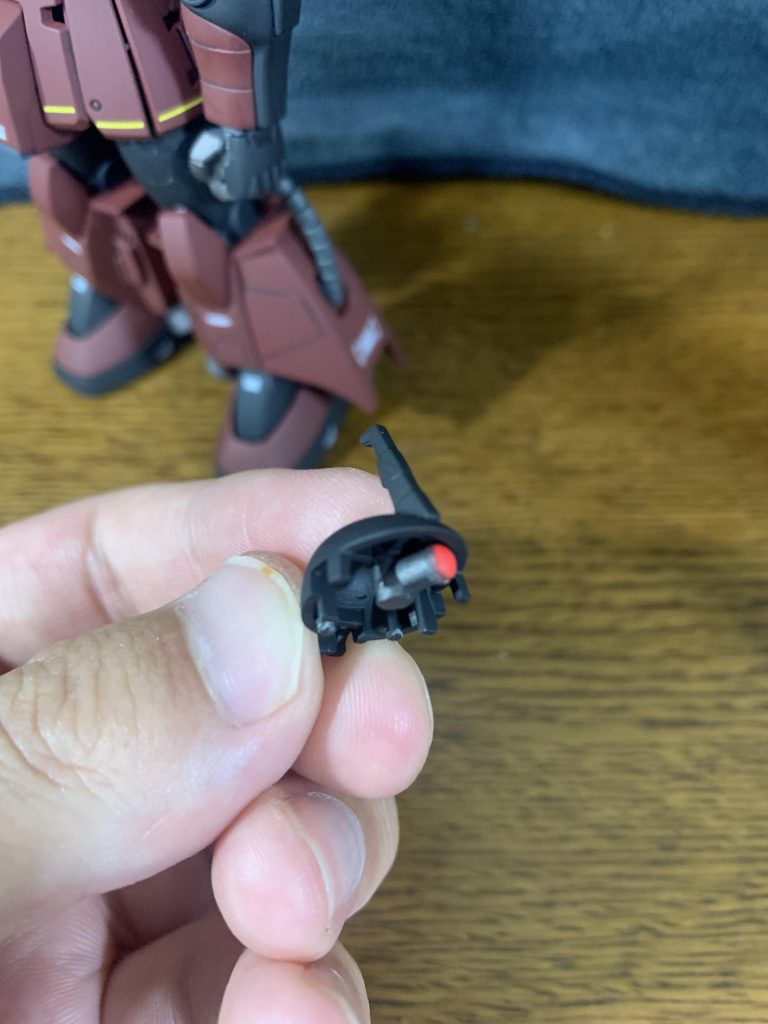 モノアイはヘルメット側に3mm穴を開けて、ランナーのL字型になっている所を加工して作りました。