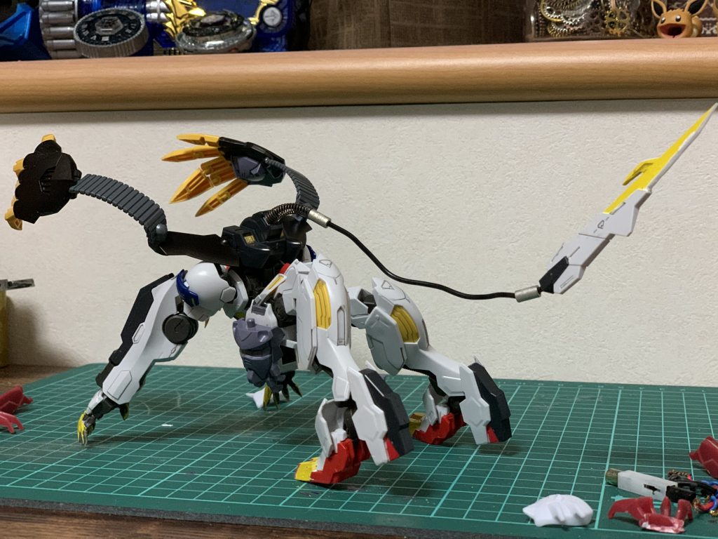 製作中に遊んでたら思いついたモードBeast。正直な話、モードサタナエルも遊んでたら思いついたので遊ぶのって大事だなって思いましたw
足首と胴体を180度回転させるだけでできるお手軽モードチェンジ(^^)