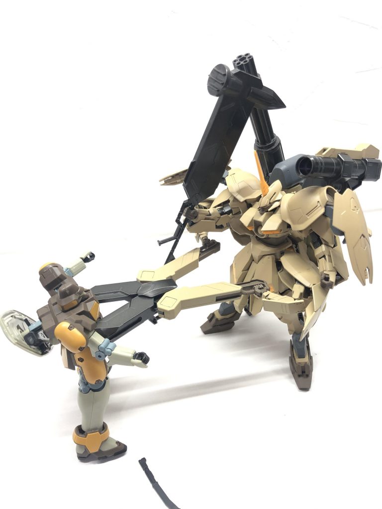 サブアーム展開。
ニッパーシールド展開。
サンプル犠牲者マグアナック。