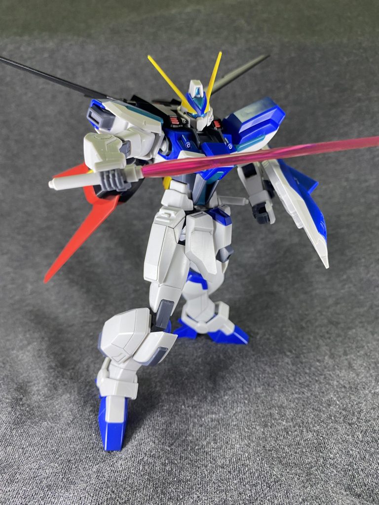 よく動くわ、パーツ分割も優秀だわで、連合軍製MSのひとつの到達点は伊達ではないですね。
この調子でストライクダガーとか出して欲しいところ。