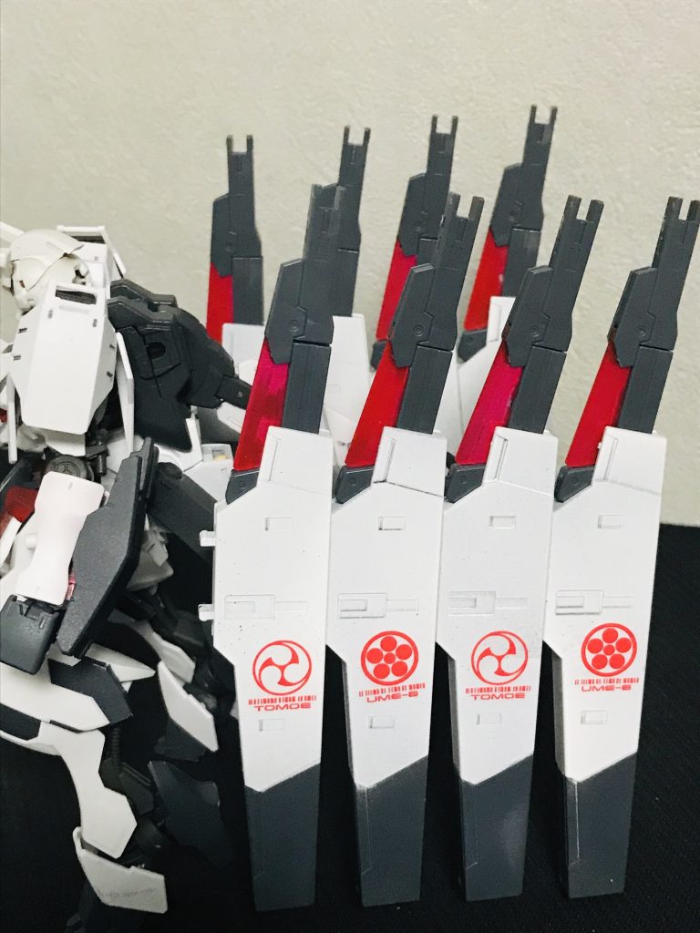 ホルスタービットの中にはライフルビットが格納されており、射撃でのオールレンジ攻撃が可能となっている。ビーム攻撃なのでビームが効かない相手には使用しない。