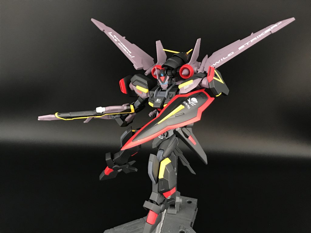 ただシールド構えてるだけのポーズでこのかっこよさ