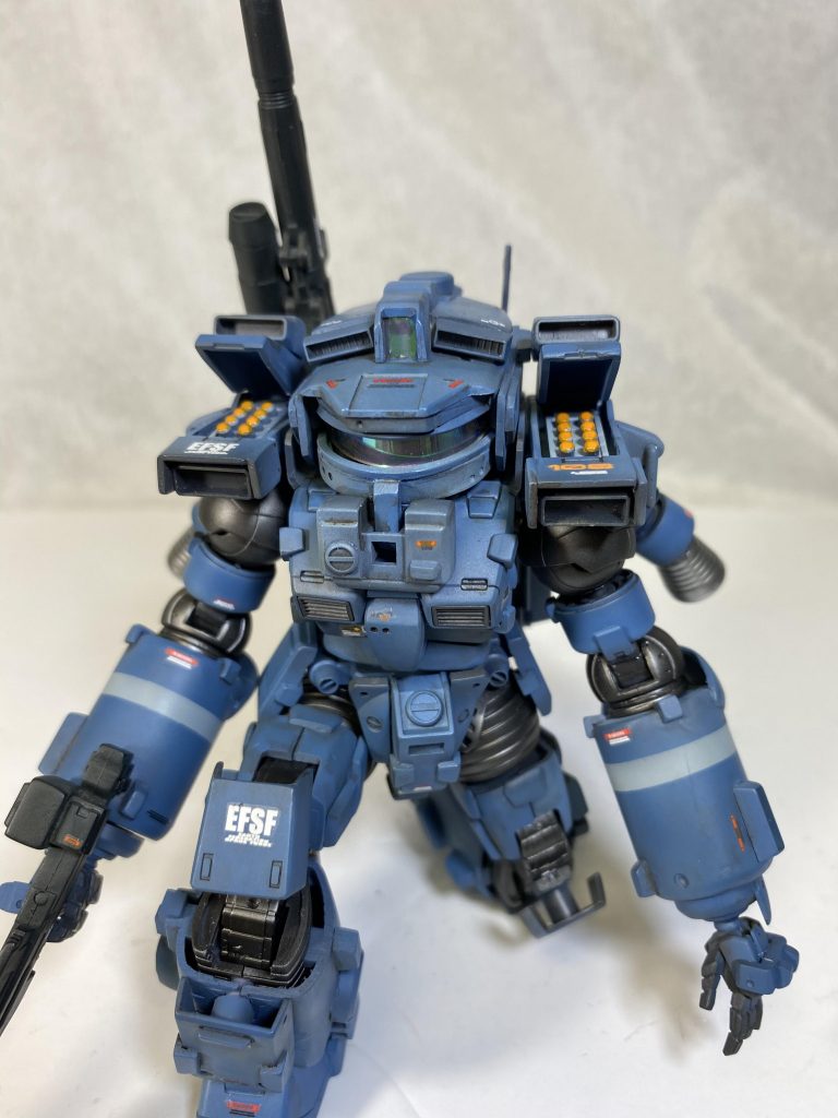 大きくアクション。
以外と広い可動範囲。立て膝でビームキャノン発射ポーズも余裕。
肩アーマーに原作には無いマイクロミサイルポッドあり。格闘戦用装備として手の甲部分にDMS
(ディストーション・メリケンサック)を装備。
プラズマで敵の装甲を融解させて拳をねじ込みます。