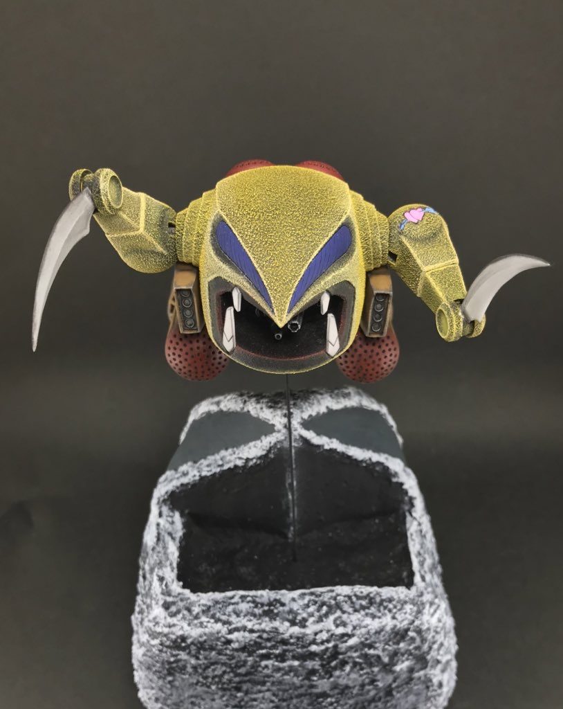 台座にセットしたらこんな感じです。
ザクレロのクチからザクレロ出撃！みたいな感じになります。